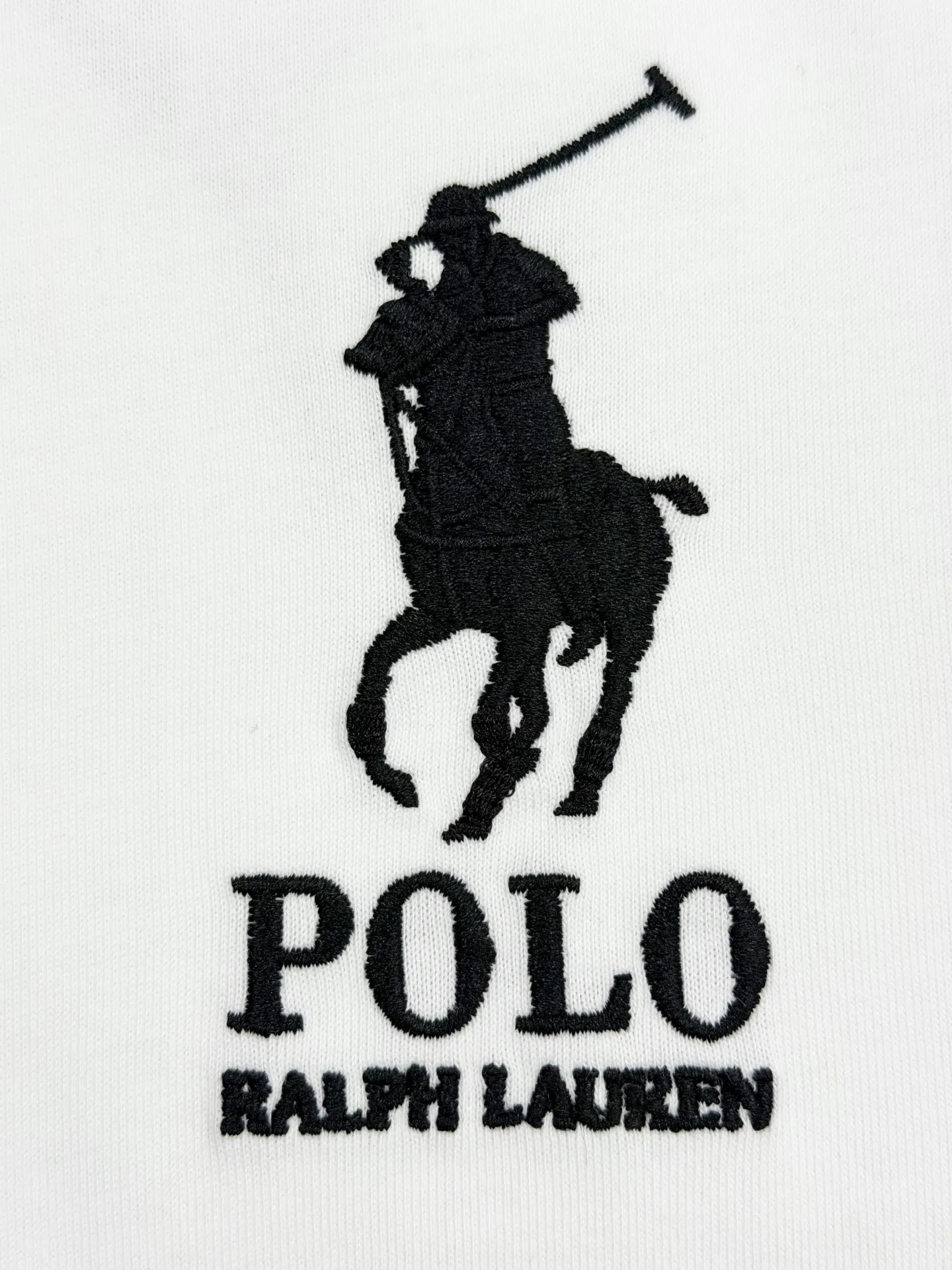 P160 [High Quality]Ralph Lauren*Ralph Lauren embroidery micro-label simple‼ ️Short-sleeved T-shirt 💗Ralph Lauren classic short-sleeved T-shirt, custom-made 280g pure cotton fabric, soft and breathable, classic horseback golf🏌️ embroidery on the chest, logo + logo embroidery on the back, simple and recognizable. Round neck design, neat tailoring, customized 280g pure cotton fabric, soft and smooth to the touch, great breathability, super comfortable to wear in summer! The same loose version for men and women, OK to wear alone or layered, versatile ~ 𝐂𝐎𝐋𝐎𝐔𝐑: black white 𝐒𝐈𝐙𝐄: S-xL Size chart: S: Shoulder width 51 - Bust 55 - Clothing length 70 M: Shoulder width 53 - Bust 57 - Clothing length 72 L: Shoulder width 55 - Bust 59 - Clothing length 74 XL: Shoulder width 57 - Bust 61 - Clothing length 76